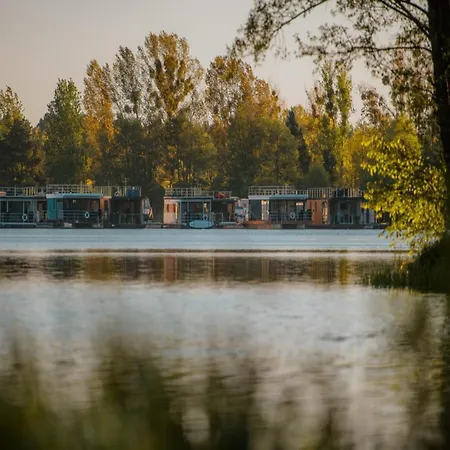 Havel River Houseboat Hotel en barco