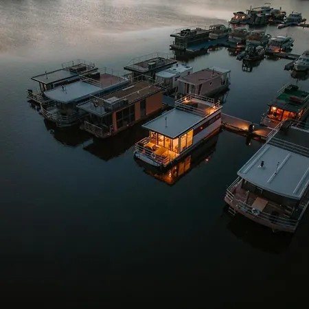 Havel River Houseboat Hotel en barco