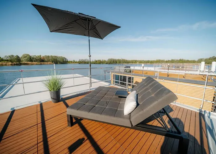 Havel River Houseboat Hotel en barco
