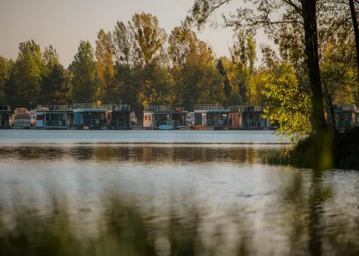 Havel River Houseboat Hotel en barco