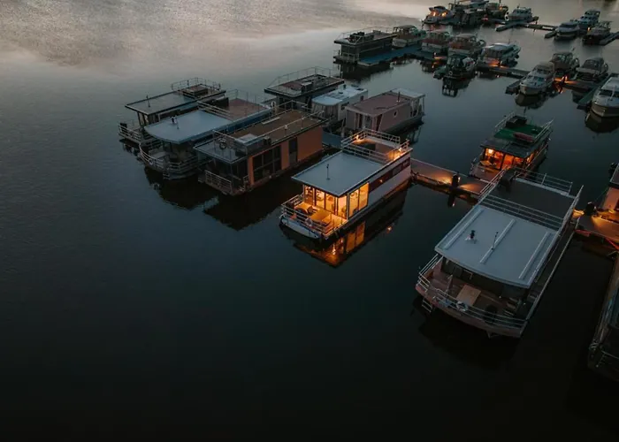 Havel River Houseboat Hotel en barco